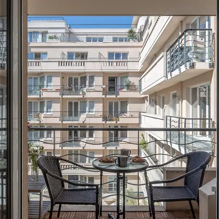 Beautiful Studio With Balcony By Guestready *